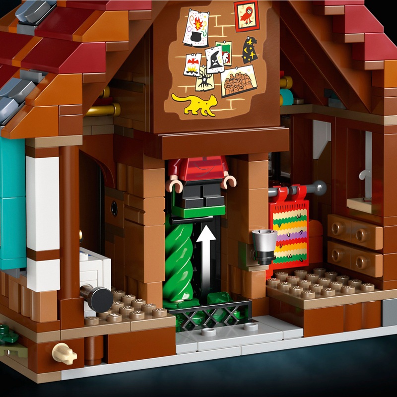 LEGO Harry Potter 76437 The Burrow Collectors' Edition Set for Adults 4 LEGO Harry Potter 76437 The Burrow Collectors' Edition Set for Adults