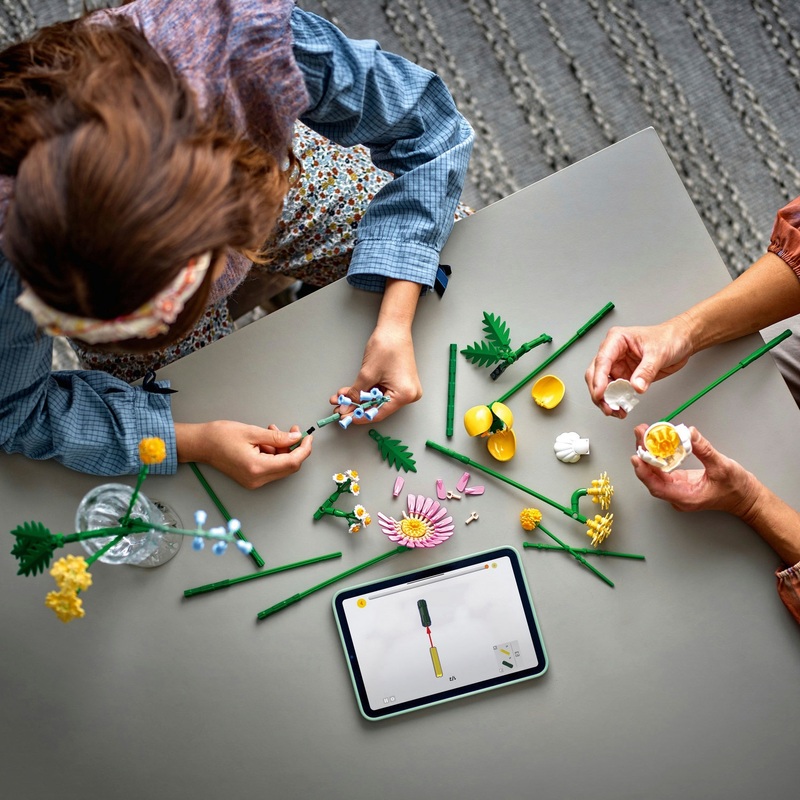 LEGO Botanical Collection 10347 Petite Sunny Bouquet Set