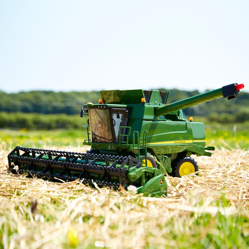 Bruder 1:16 John Deere T670i Combine Harvester