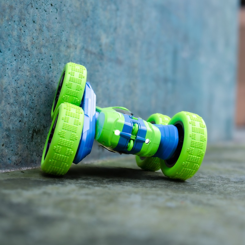 Spin n' Stunt Remote Control Car Green and Blue 1:24 Scale 3 Spin n' Stunt Remote Control Car Green and Blue 1:24 Scale